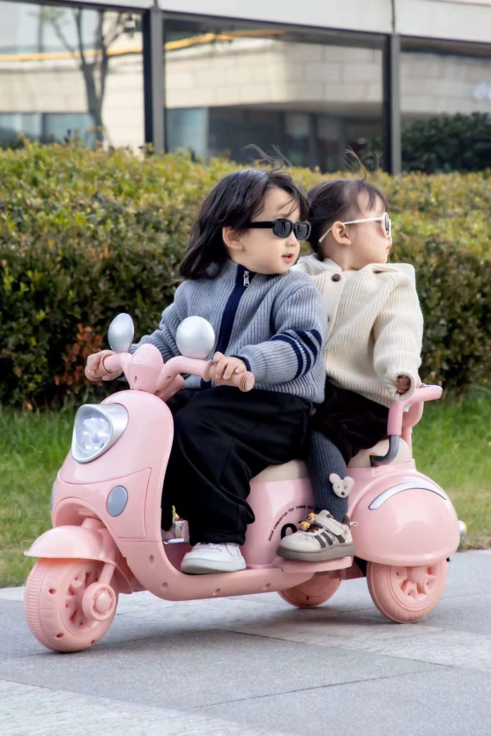 Premium 3-Wheel Double Seater Kids Electric Vespa Scooter with Double Battery